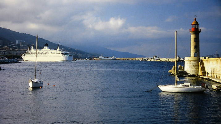 Bastia, Fähre mit Leuchtturm